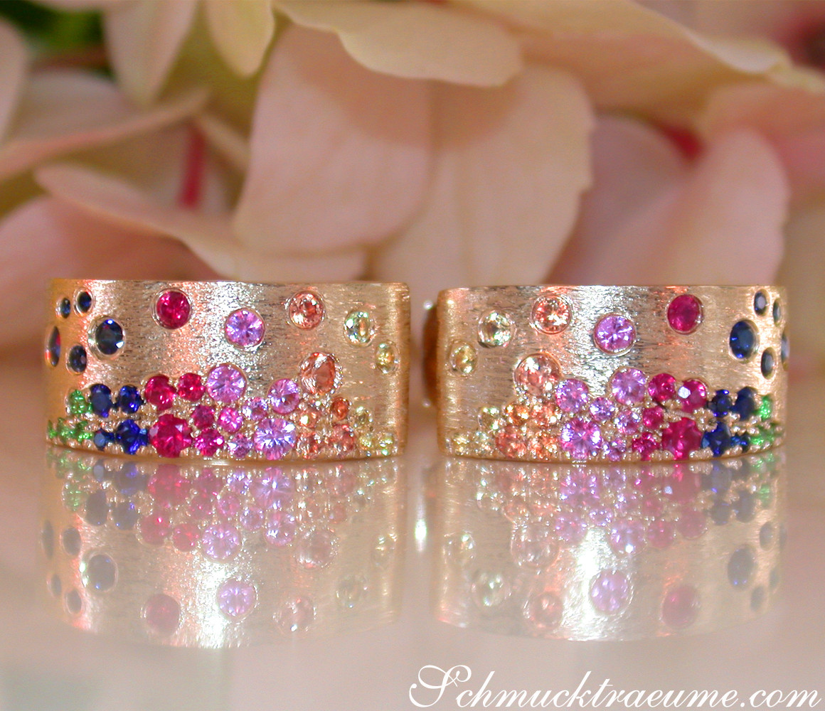 Gelbgold-Ohrringe mit funkelnden Saphiren, Rubinen und Tsavorites, satiniert, Detailaufnahme.