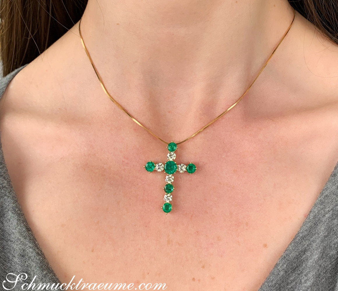 Klassischer Kreuzanhänger aus Gelbgold mit Smaragden und Brillanten, Detailansicht