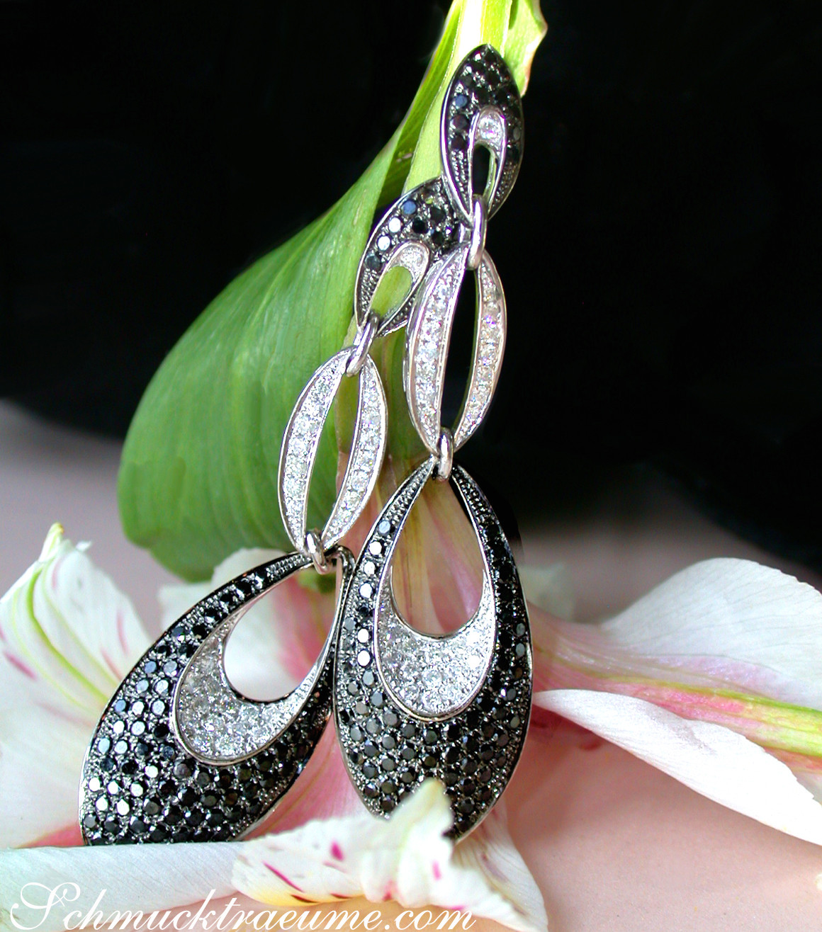 Schwarze Diamanten-Ohrgehänge in Weißgold mit modernen Formen