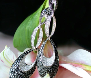 Schwarze Diamanten-Ohrgehänge in Weißgold mit modernen Formen