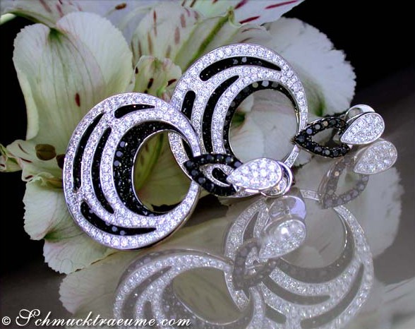 Detailansicht von Luxuriösen Diamant-Ohrgehängen mit 7,03 ct. Gewicht, kontrastreichem Funkeln, handgefertigt aus Weißgold