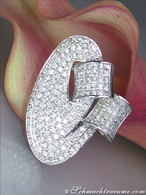 Opulenter Brillantenring mit Princess Diamanten (6,16 ct.), detailreich, in Weißgold 750 getragen.