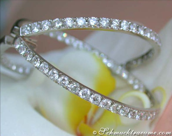 Weißgold-Brillanten-Creolen Detailaufnahme mit funkelnden Diamanten