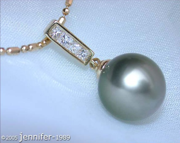 Gelbgold 750 Anhänger mit 0.170 Karat Diamanten und 10-11 mm Tahitiperle