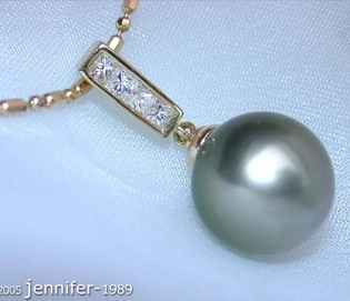 Gelbgold 750 Anhänger mit 0.170 Karat Diamanten und 10-11 mm Tahitiperle