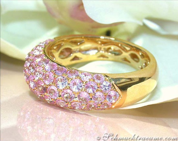 Gelbgold-Ring mit rosa Saphiren, Detailaufnahme, elegant, glänzend