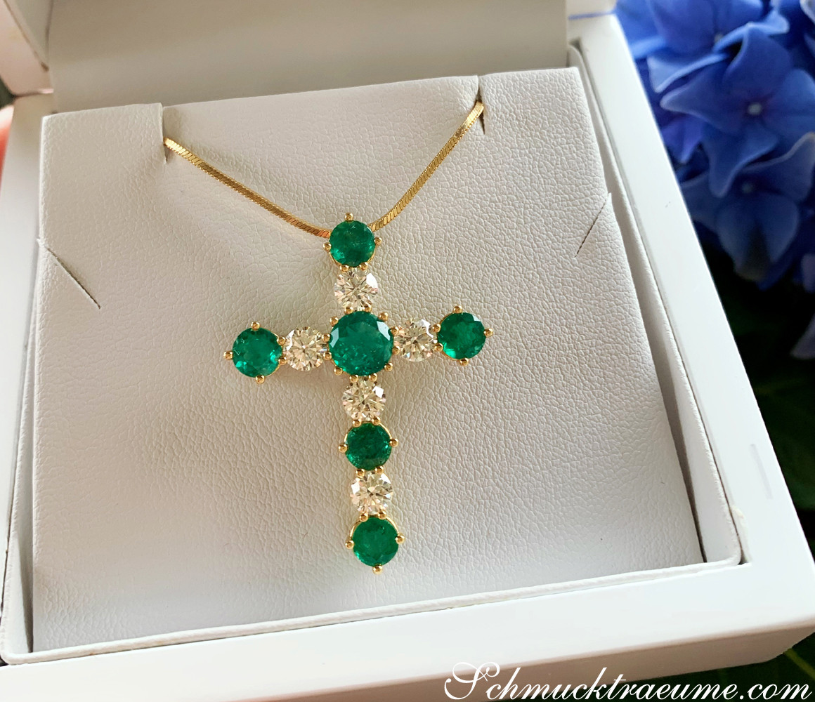 Opulenter Smaragd-Kreuzanhänger mit Brillanten in Gelbgold 750, Detailaufnahme