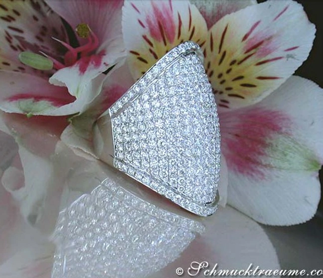 Blumiger Hintergrund mit hochglänzender Brillant-Ring-Präsentation Blumiger Hintergrund mit hochglänzender Brillant-Ring-Präsentation