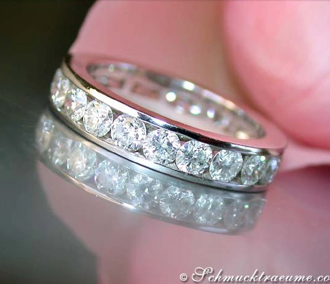 Diamantring mit Kanalfassung, detailreich, Weißgold 750, elegant. Diamantring mit Kanalfassung, detailreich, Weißgold 750, elegant.