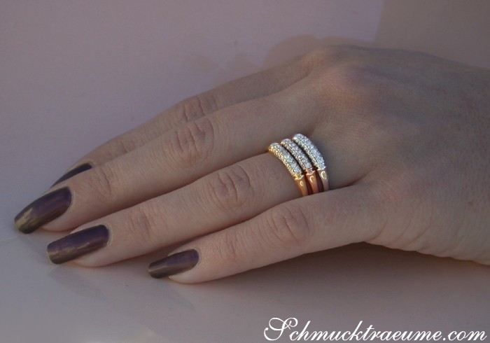 Goldener Diamantring im Bambus-Design, drei Reihen, Hand mit lackierten Nägeln