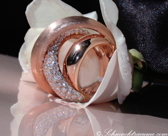 Detailaufnahme des überkreuzten Roségold-Rings mit Brillanten auf Blüte