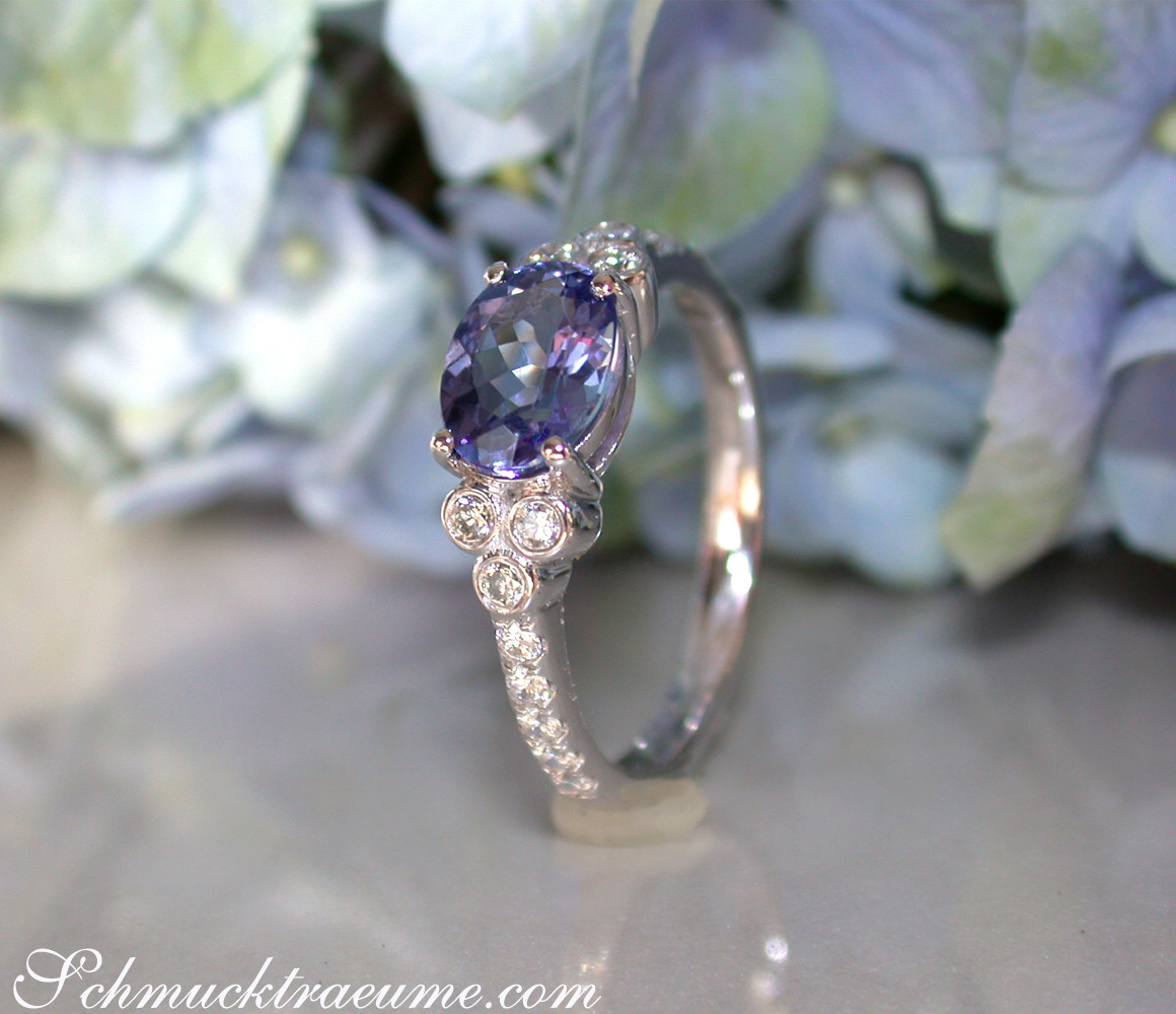 Femininer Tansanit-Ring mit Brillanten, Weißgold 585, Detailaufnahme
