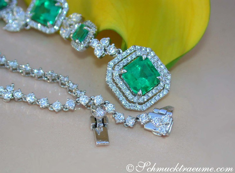 Detail des Smaragd-Colliers mit Diamanten in Weißgold