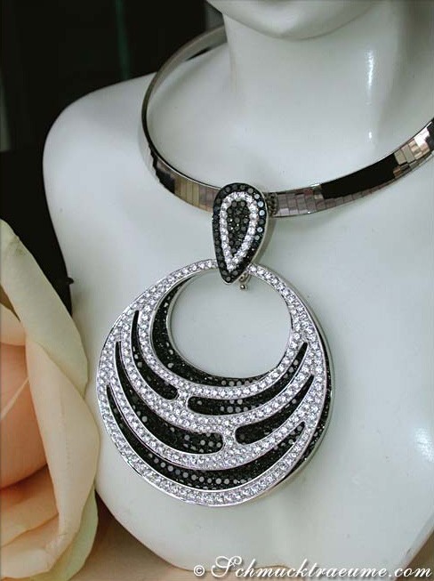 Weißgold-Anhänger mit schwarzen & weißen Diamanten, kontrastreich, detailreich