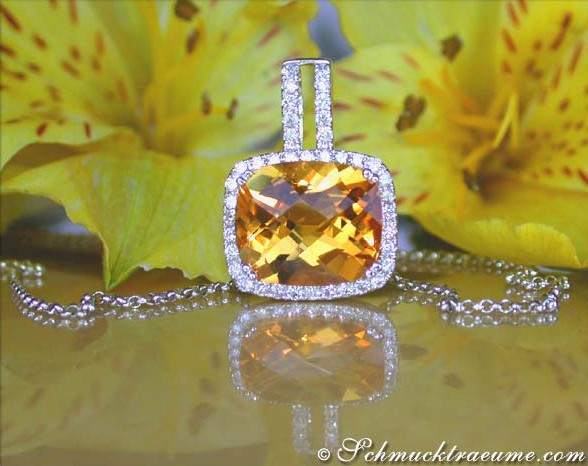 Weißgold-Citrin-Anhänger mit Brillanten, warmes Licht, Blüte im Hintergrund