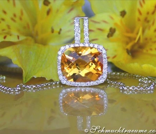 Weißgold-Citrin-Anhänger mit Brillanten, warmes Licht, Blüte im Hintergrund