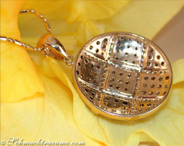 Goldener Anhänger mit Perlenkette und Perlenbesatz