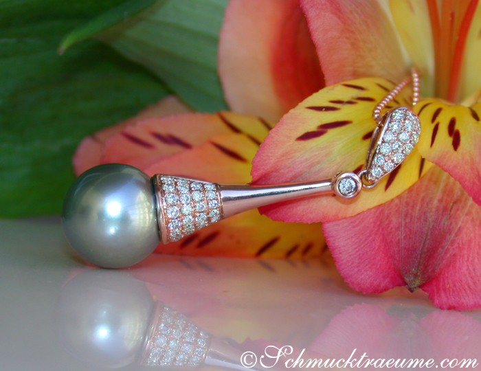 Roségold-Anhänger mit Tahitiperle und Brillanten, Detailaufnahme