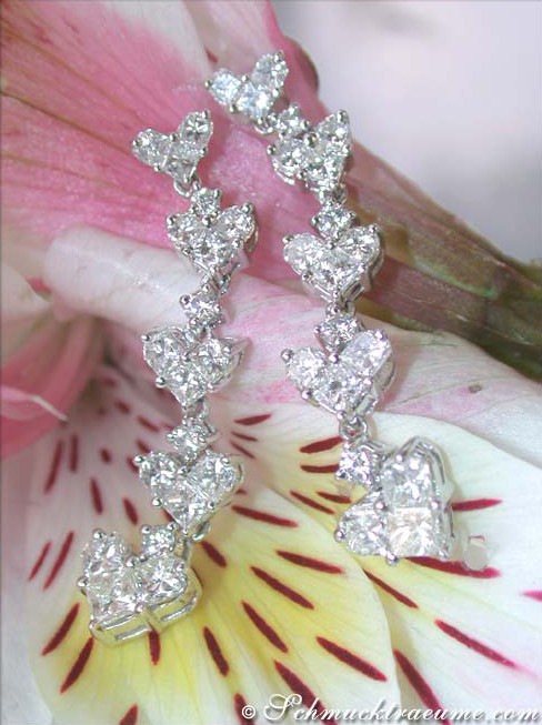 Herzform Diamantohrringe im Weißgold, Detailaufnahme, elegant und zart