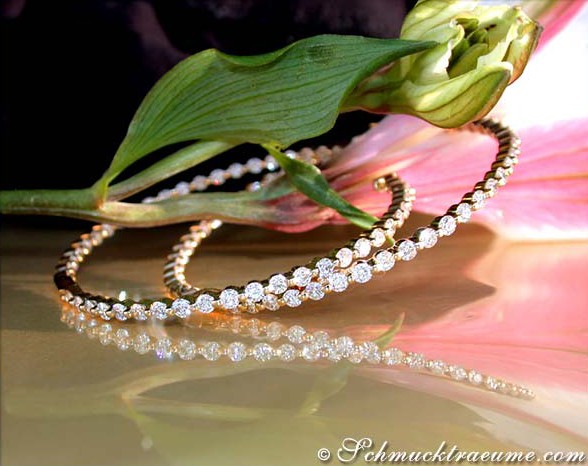 Gelbgold-Brillanten-Creolen mit 3.870 Karat, W SI, auf Blume abgebildet