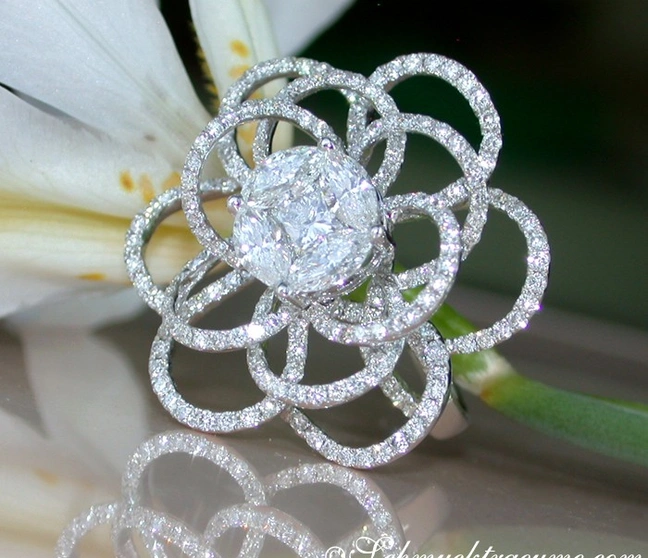 Diamant-Ring mit Blüten-Design in Weißgold, Detailaufnahme, funkelnde Diamanten, elegant. Diamant-Ring mit Blüten-Design in Weißgold, Detailaufnahme, funkelnde Diamanten, elegant.