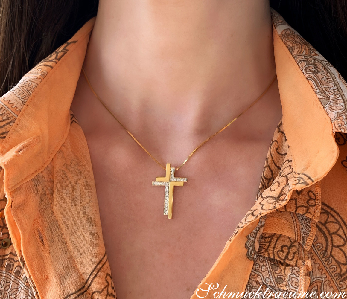 Goldene Kette mit Kreuzanhänger „Duett“ in Gelbgold 750, Detailansicht.