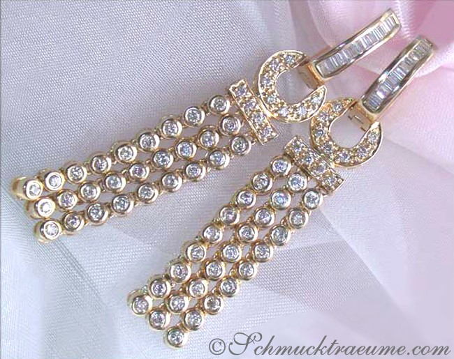 Gelbgold 585 Ohrgehänge mit Brillanten, detailreich, elegant, auf weißem Stoff liegend.