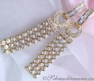 Gelbgold 585 Ohrgehänge mit Brillanten, detailreich, elegant, auf weißem Stoff liegend.