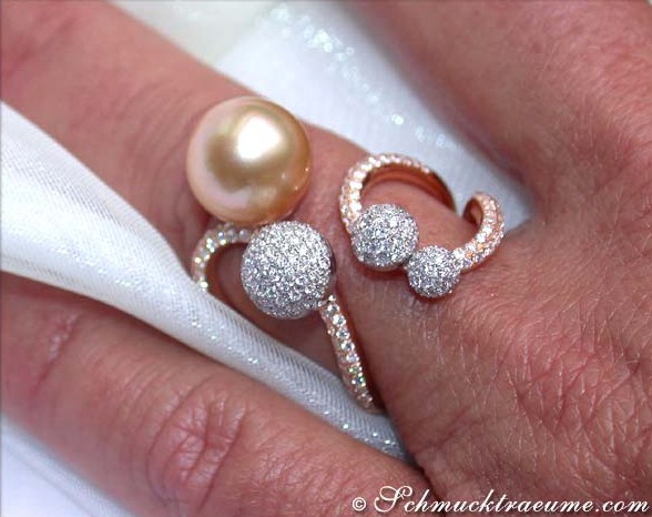 Goldener Südseeperlenring mit Pave-Brillanten, Detailaufnahme, seitlich getragen