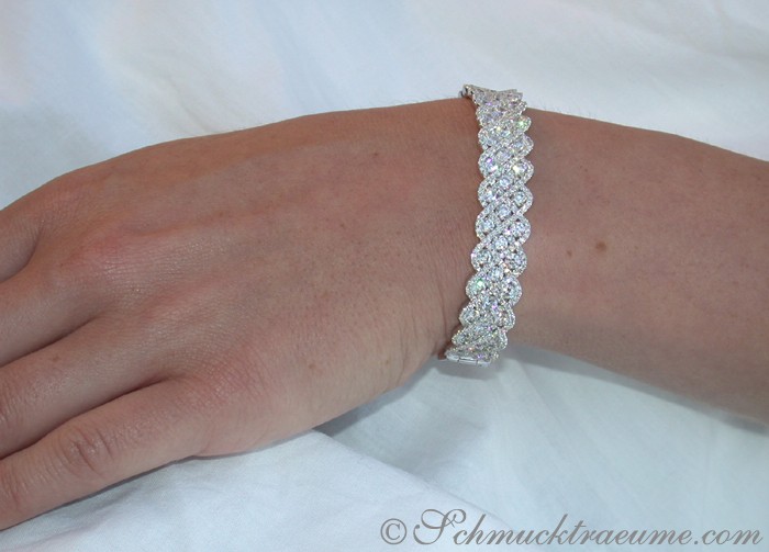 Weißgold-Armreif mit Brillanten, Detailaufnahme, elegant getragen
