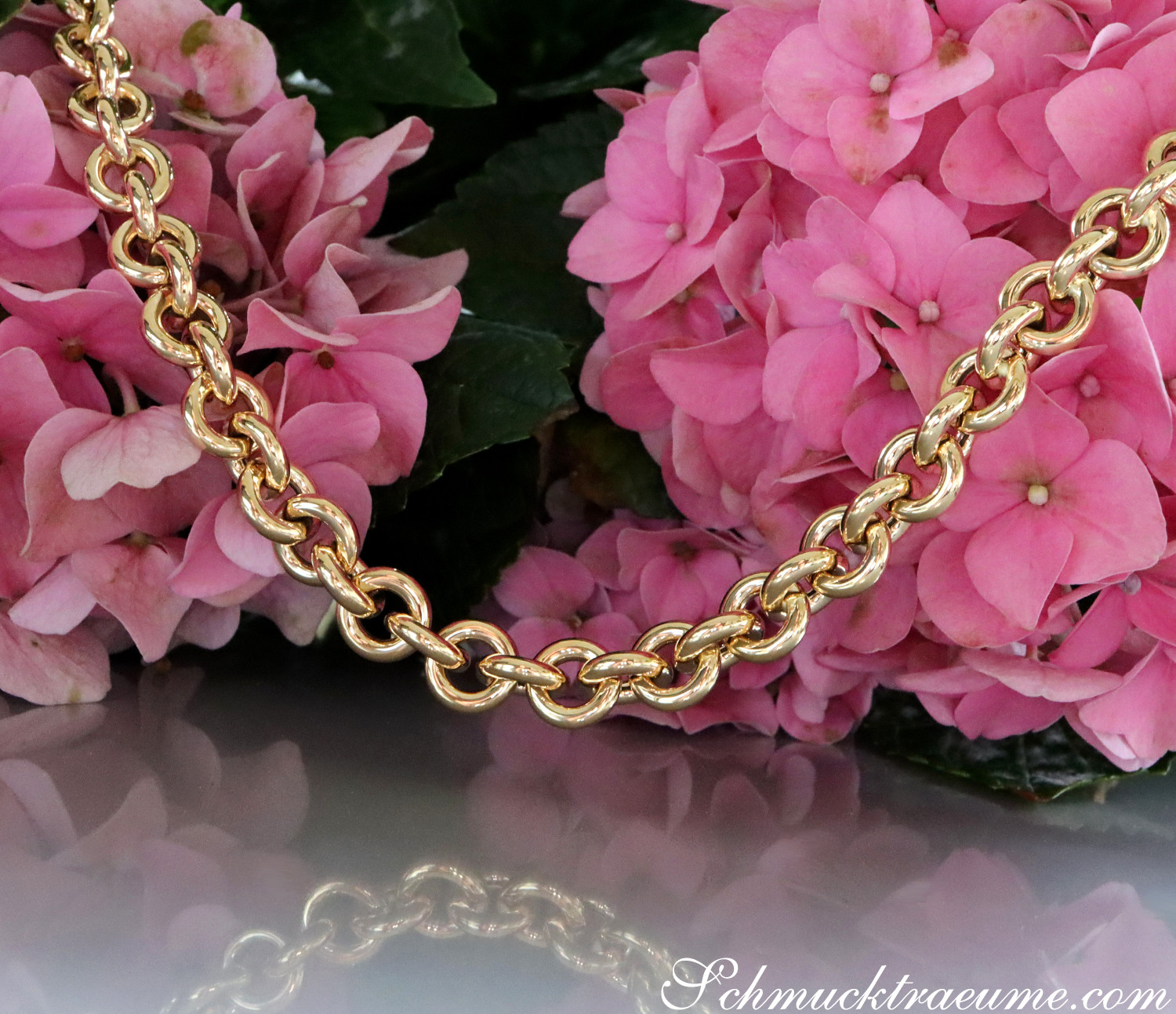 Goldene Gliederkette in Gelbgold 585, Detailaufnahme mit pinken Hortensienblüten