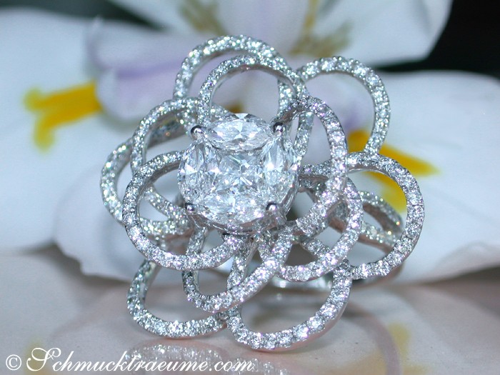 Blütenformiger Diamantring aus Weißgold, detailreich, elegant getragen