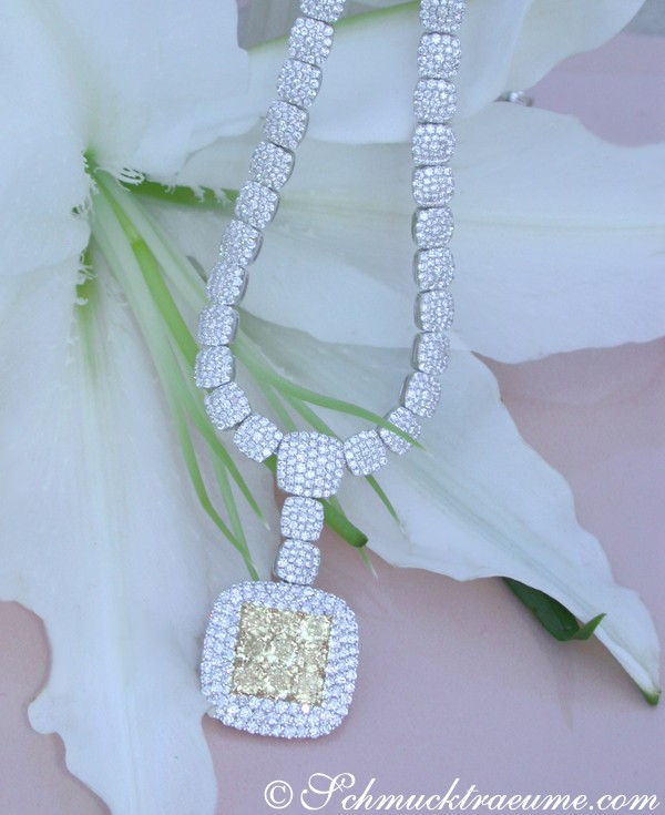Blumenhintergrund, detailreiches Collier mit gelben Diamanten, elegant und luxuriös