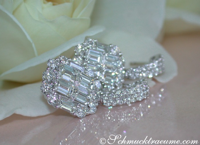 Exquisite Brillant-Ohrstecker mit Diamanten in Weißgold, detailreich, auf Rosenblatt präsentiert