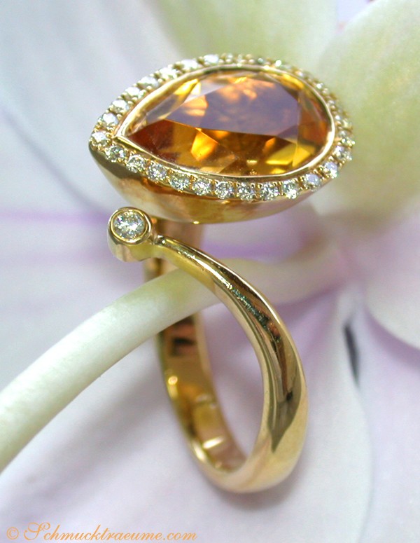 Goldener Citrin-Ring mit Diamanten, Detailaufnahme, eleganter Perspektive.