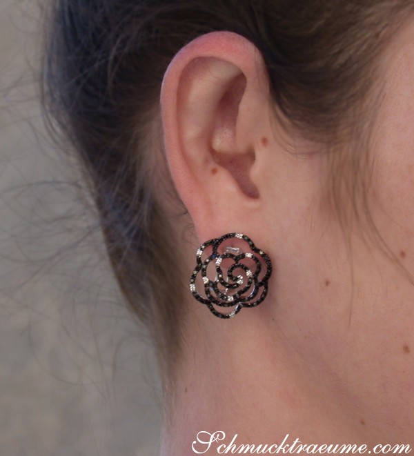 Rosen-Ohrringe aus Weißgold mit schwarzen und weißen Diamanten, Detailansicht