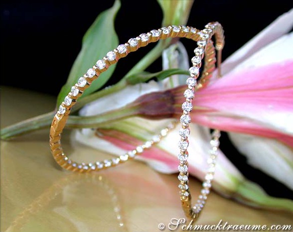 Goldene Creolen mit Diamanten auf Blume, Detailaufnahme
