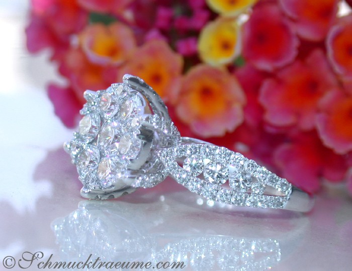 Weiße Goldring mit 2.330 Karat Diamanten, detailreich, vor Blumen.