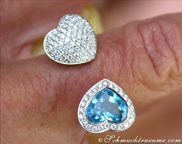 Goldener Herzring mit Blautopas und Diamanten getragen