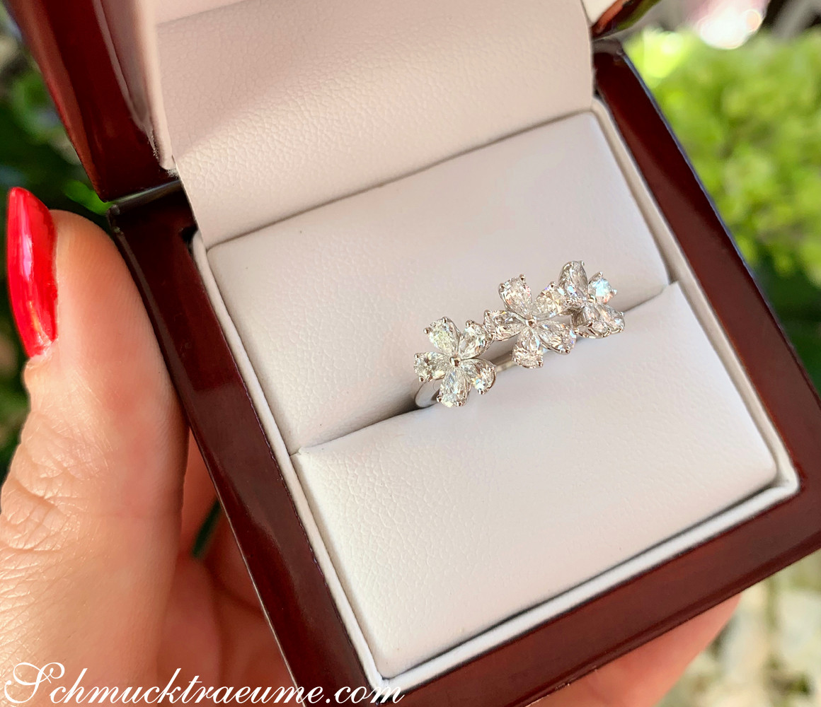 Femininer Diamant-Blüten-Ring im Tropfen-Schliff in Weißgold 750