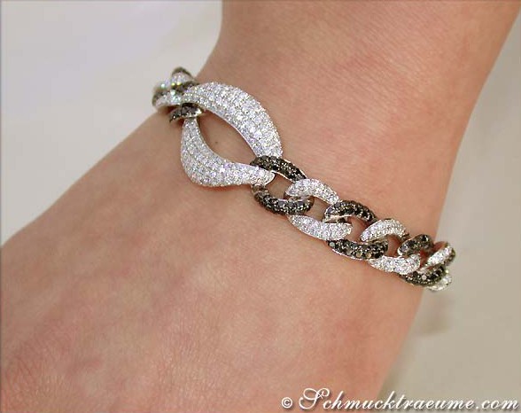 Armband mit schwarzen und weißen Diamanten, detailreiches Design, modelliert am Handgelenk