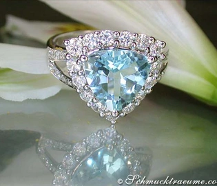 Weißgold-Aquamarin-Ring mit Diamanten auf Blüte, detailreich, elegant