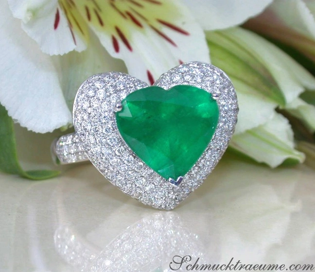 Herzform Smaragd-Ring mit Diamanten, weißgold, Detailaufnahme Herzform Smaragd-Ring mit Diamanten, weißgold, Detailaufnahme