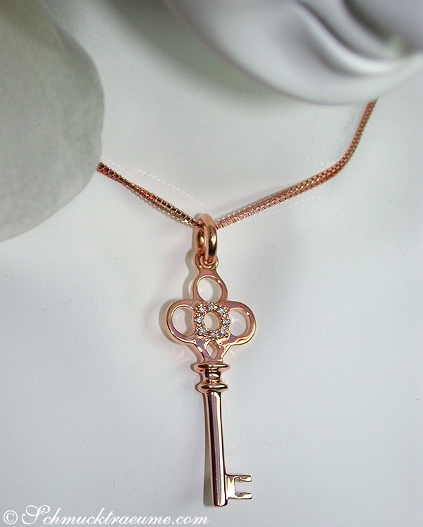 Anmutiger Diamantenschlüssel-Anhänger in Roségold, Detailaufnahme, zarte Kette