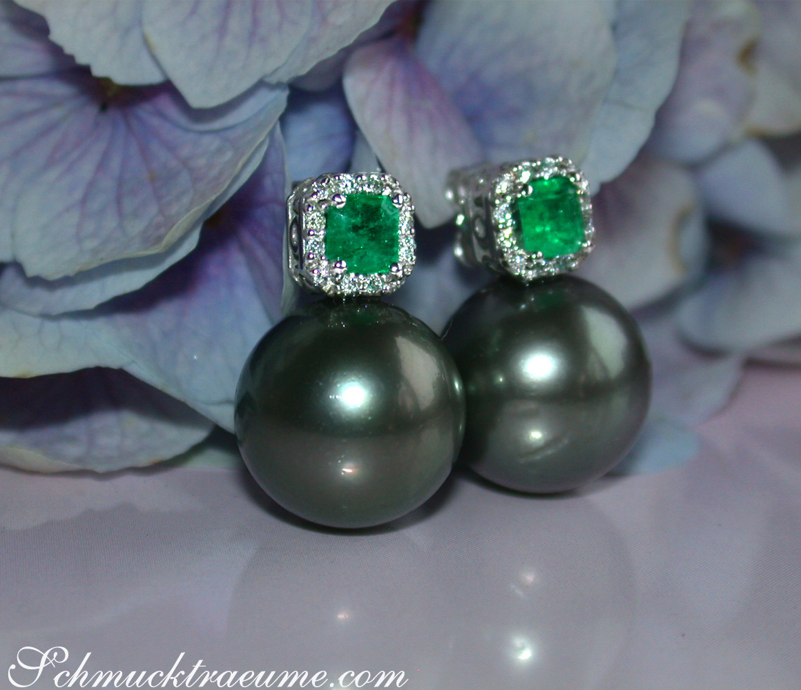Tahitiperlen-Ohrstecker mit Smaragden und Diamanten, detailreich, auf Blüte abgestellt