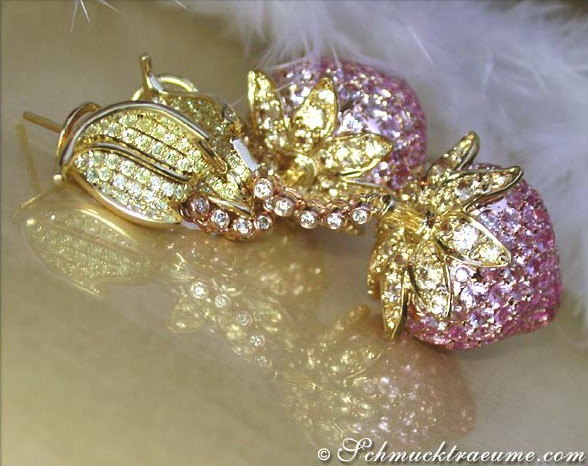 Goldene Erdbeer-Ohrgehänge mit pinken und gelben Saphiren, detailreich verziert