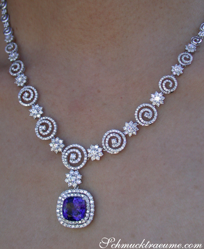 Schmuckkette mit Tansanit und Diamanten, spiralförmige Details, elegantes Design