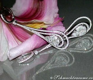 Diamant-Ohrhänger im Illusion-Design mit Brillanten und Diamanten, vor Rosenblüte.