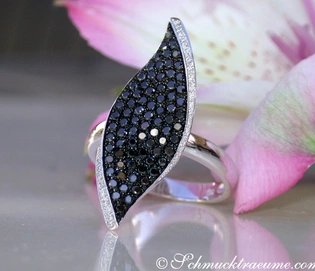 Schwarz-Weiß-Diamant-Ring im Blatt-Design, Detailaufnahme, silberner Ring mit schwarzen und weißen Steinen, Blütenblätter im