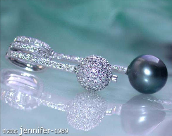 Tahitiperlen-Anhänger mit Brillantenpavé-Kugel in Weißgold, detailreich, schimmernd, elegant.